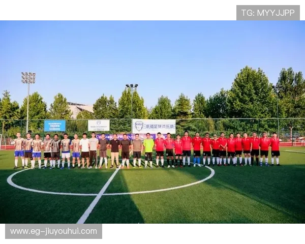 激情绿茵绘梦青春用素描描绘足球班级无限风采